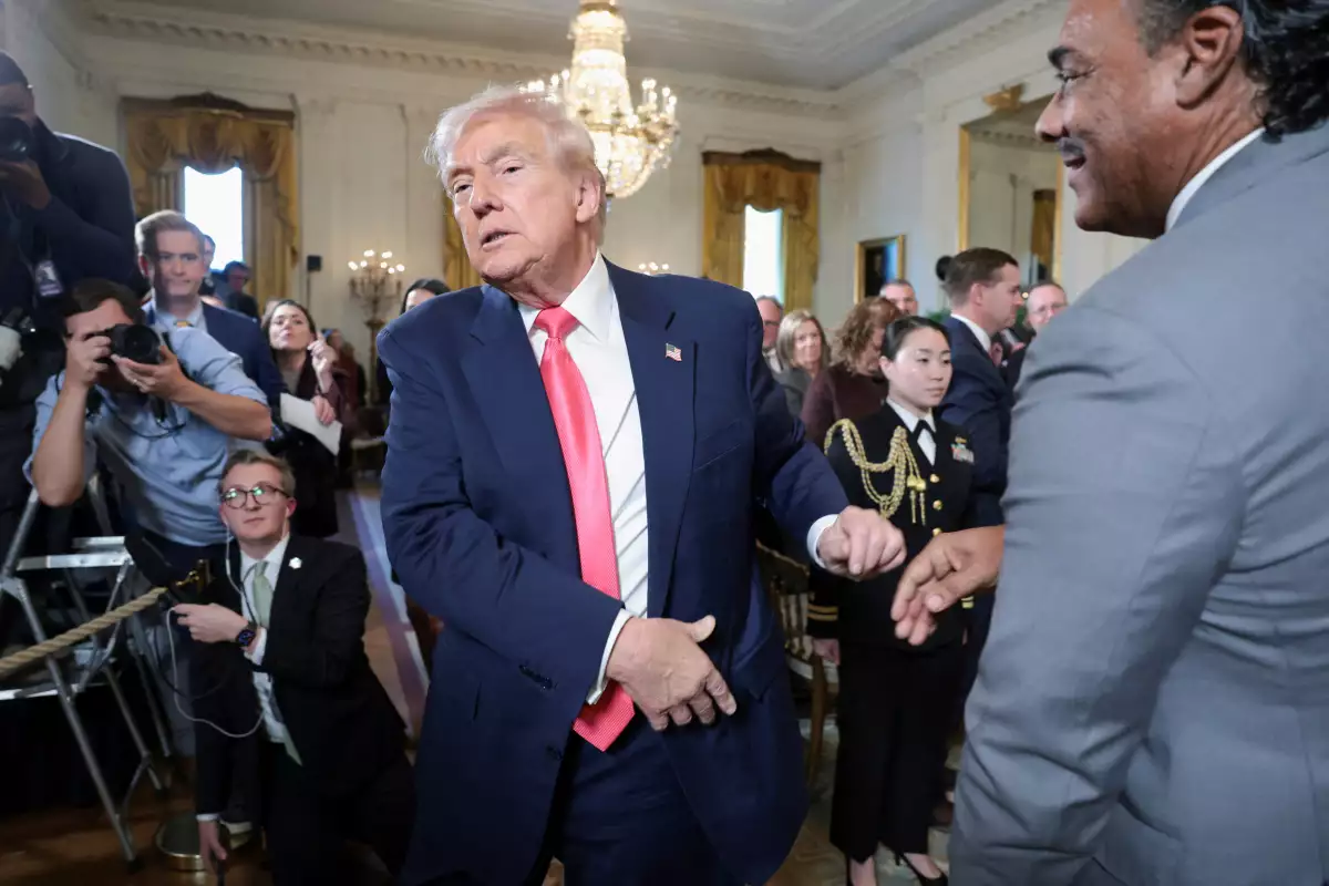. S. El presidente Donald Trump camina después de estrechar la mano de Bruce LeVell después de la firma de una orden ejecutiva sobre "Fostering the Future" en la Sala Este de la Casa Blanca, en Washington, D.C., EE. UU., 13 de noviembre de 2025.