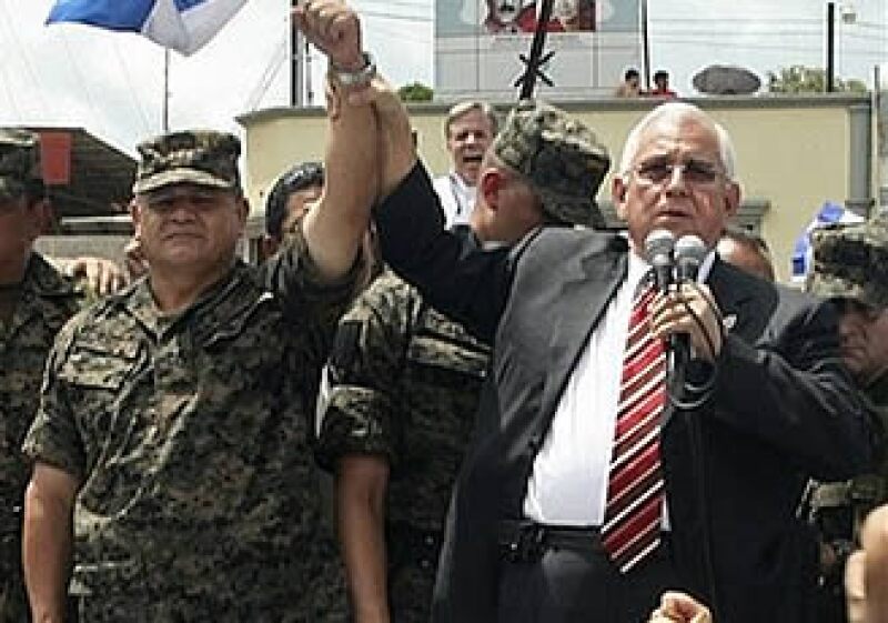 Roberto Micheletti, presidente interino de Honduras (der), afirmó que lo que se vive en el país no es un golpe de Estado. (Foto: AP)