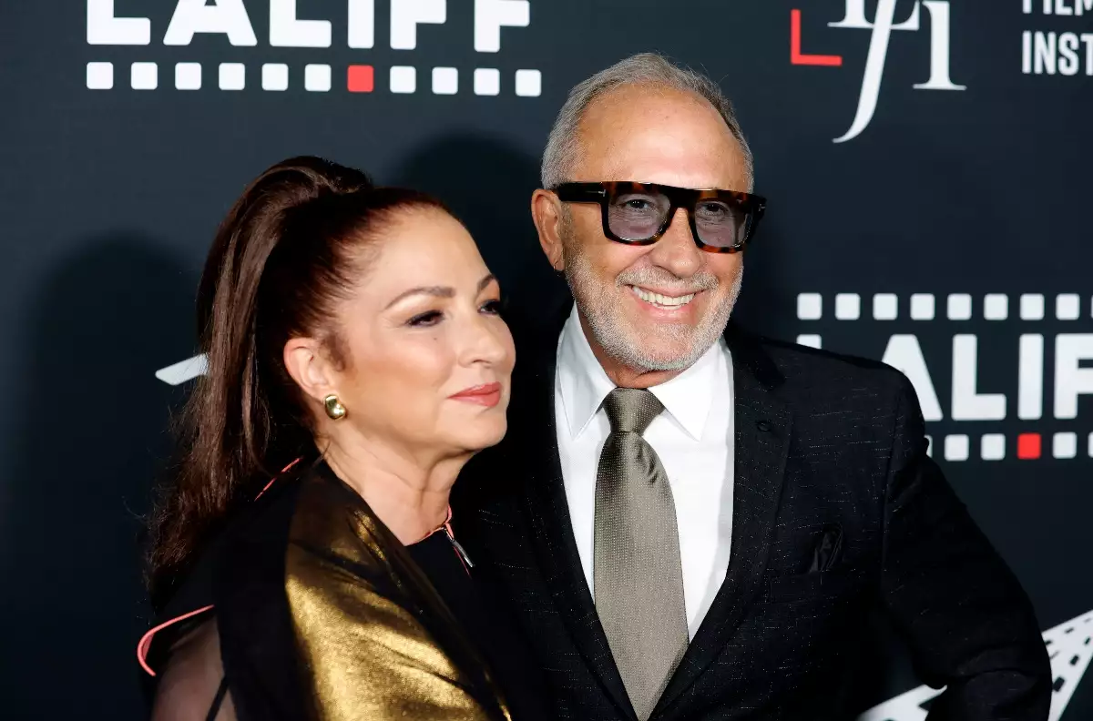 Gloria Estefan besa a otro hombre que no es su esposo por primera vez en 47  años