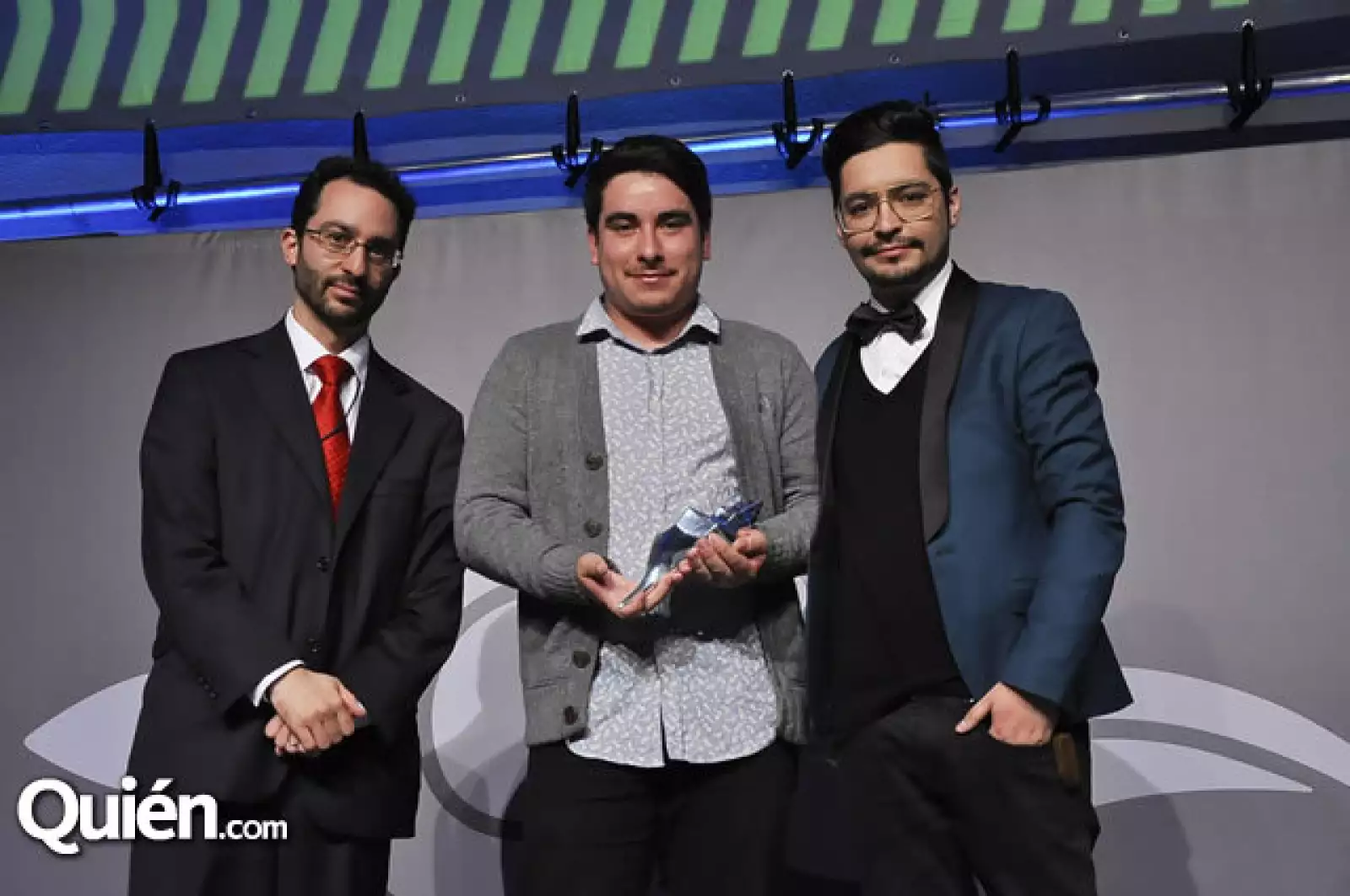 Salomón Amkie entrega el Caracol de plata a Raymundo Ibarra y Sebastián Miranda de la Universidad de Chile en Medios Digitales