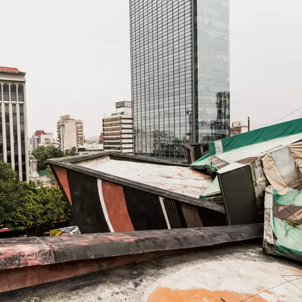 Al exterior, cuenta con 12 murales