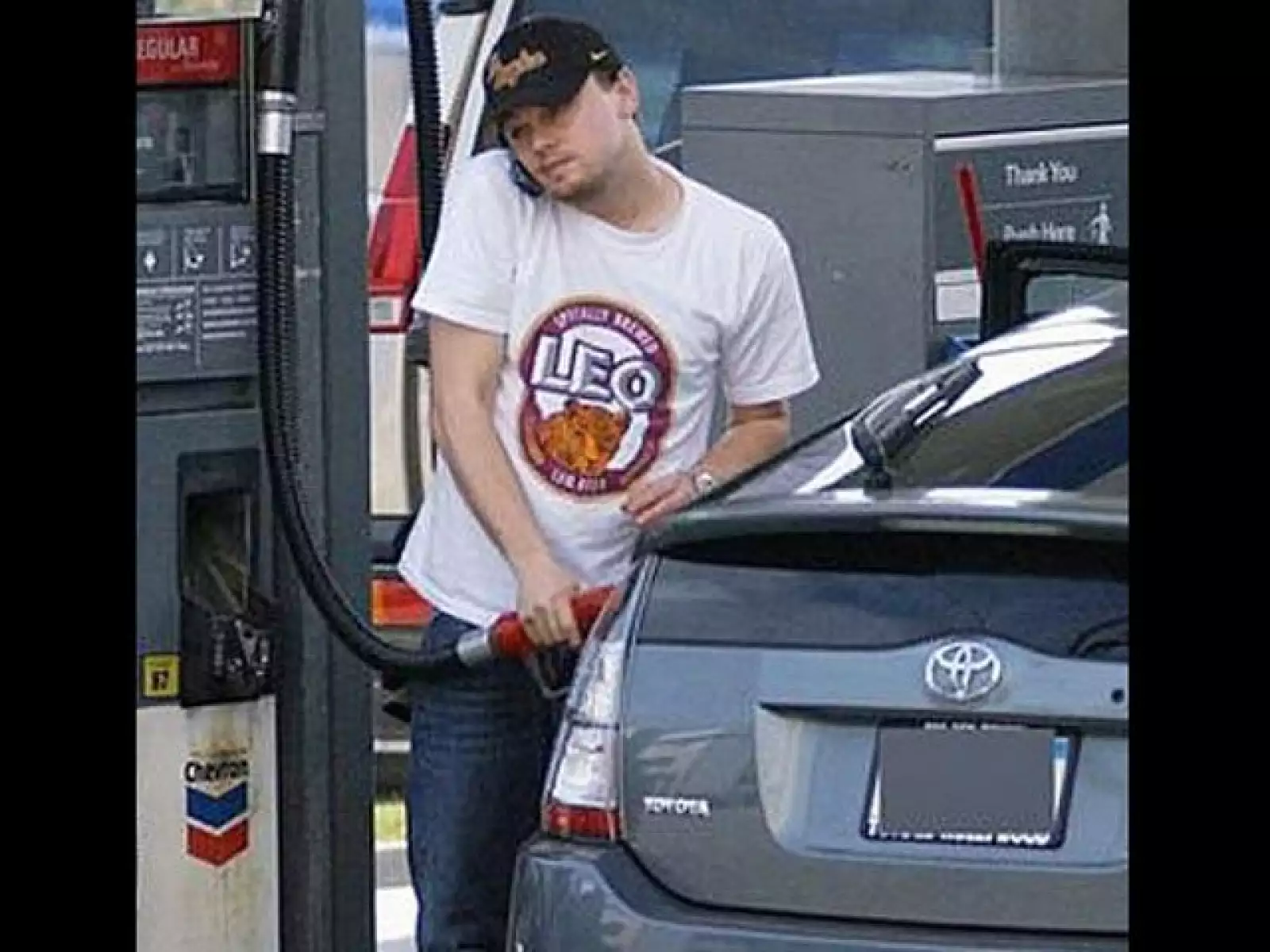 Leonardo DiCaprio también es una de tantas celebrities que aman los Prius de la marca Toyota.