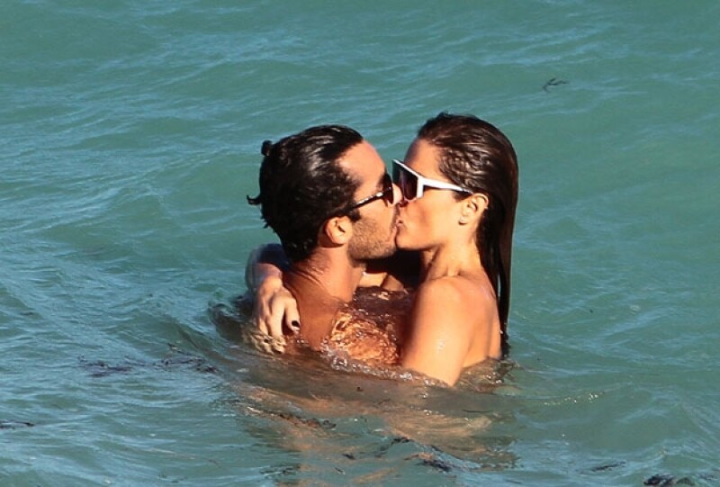 La pareja jugueteó y se besó apasionadamente sobre las olas.