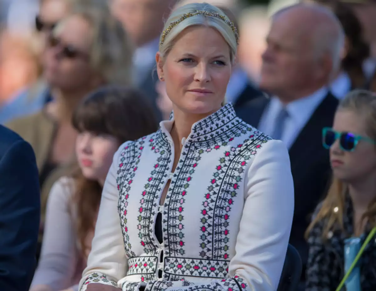 El día en que la princesa y el heredero al trono Haakon celebrarían 14 años de matrimonio se convirtió en un gran susto, luego de un accidente de tráfico.