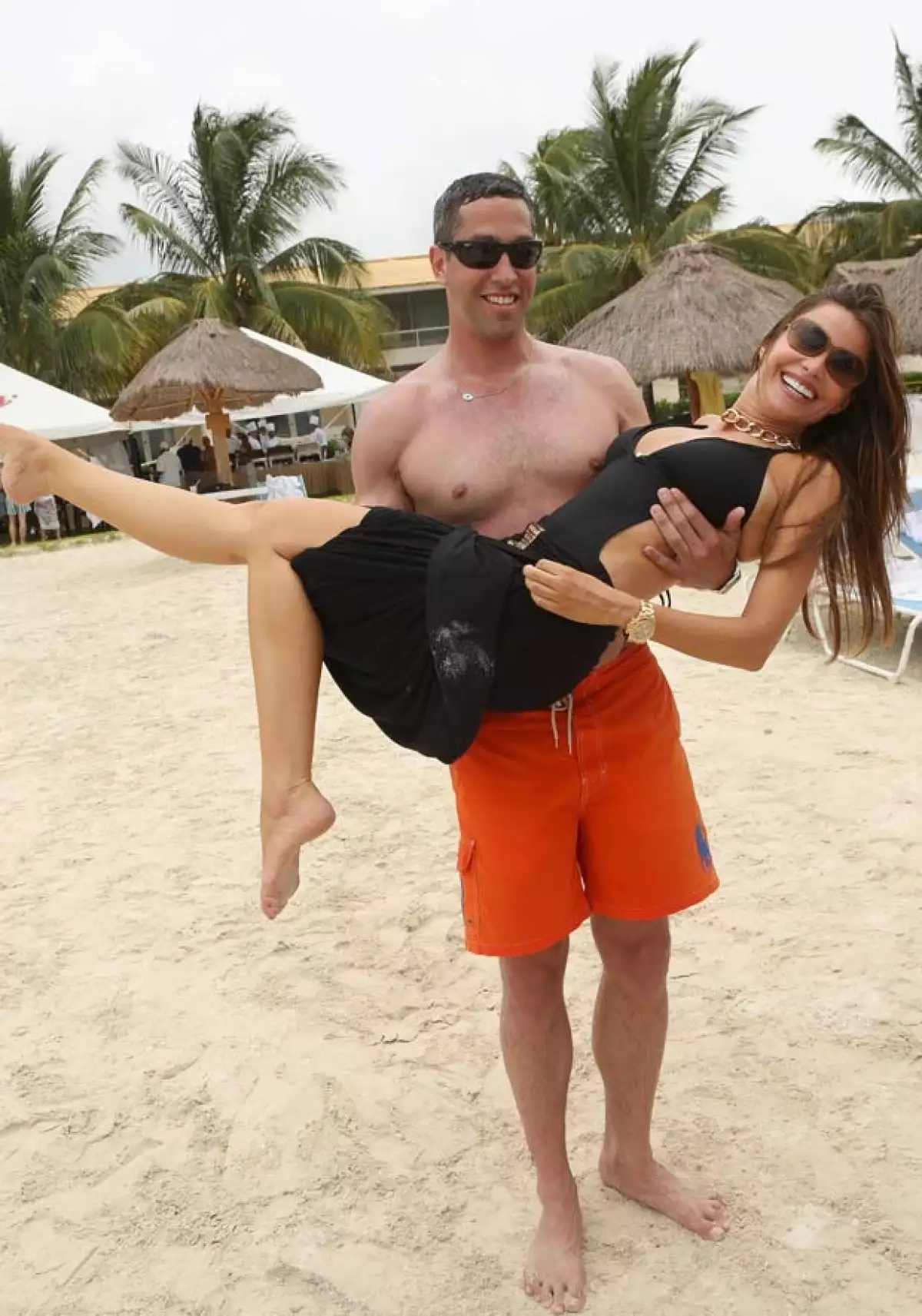 Amigos cercanos a la colombiana aseguran que Nick Loeb sólo quiere a la actriz por su dinero.