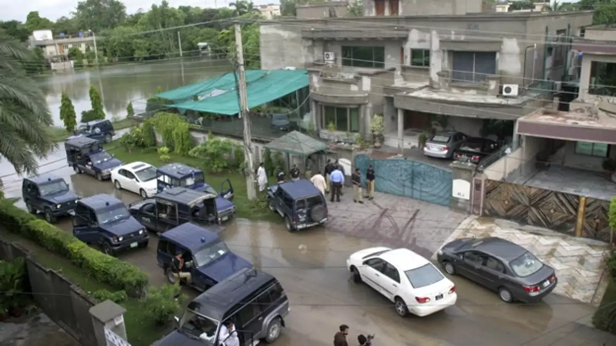 policias afuera de la residencia de warner