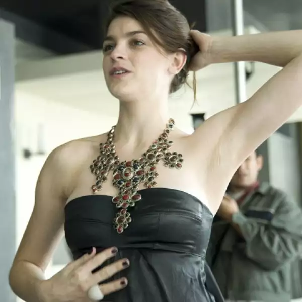Se probó un vestido de la marca Chanel.