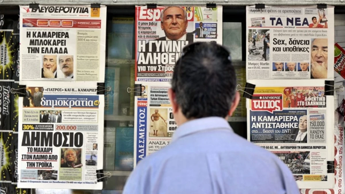 un hombre observa portadas de periodicos