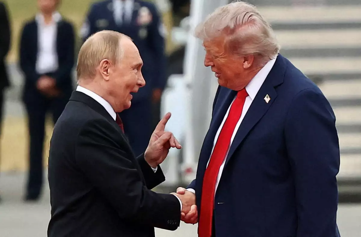 Trump y Putin inician cumbre con un apretón de manos