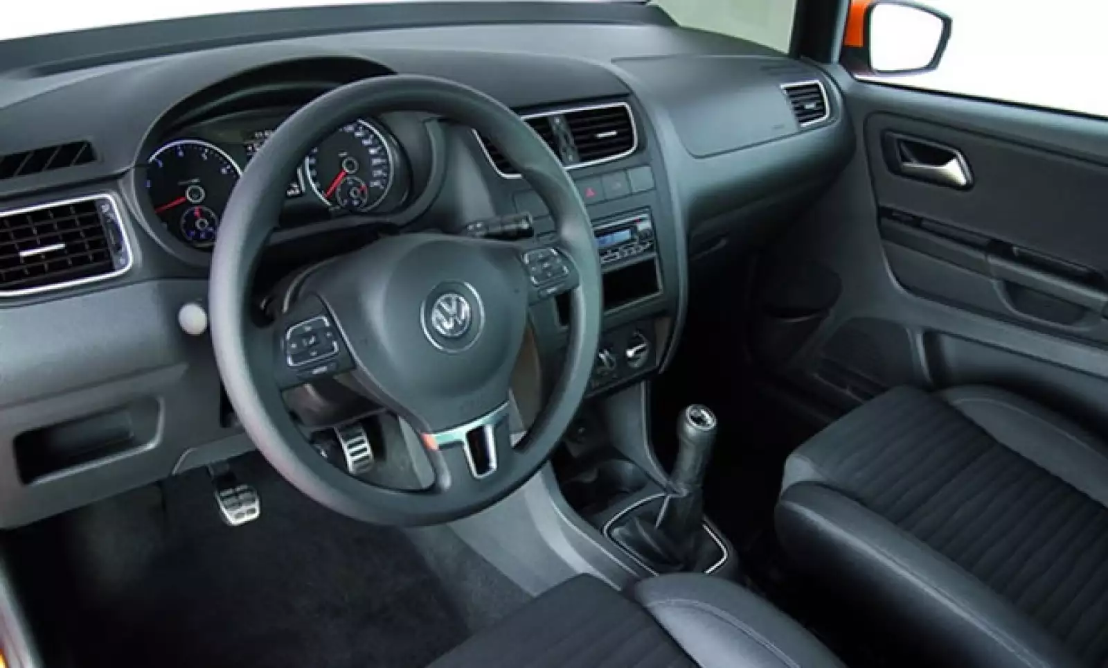 También incorpora el dispositivo USB+iPod Controler, que se suma al sistema de audio con lector de CD, MP3, Bluetooth y SD Card.