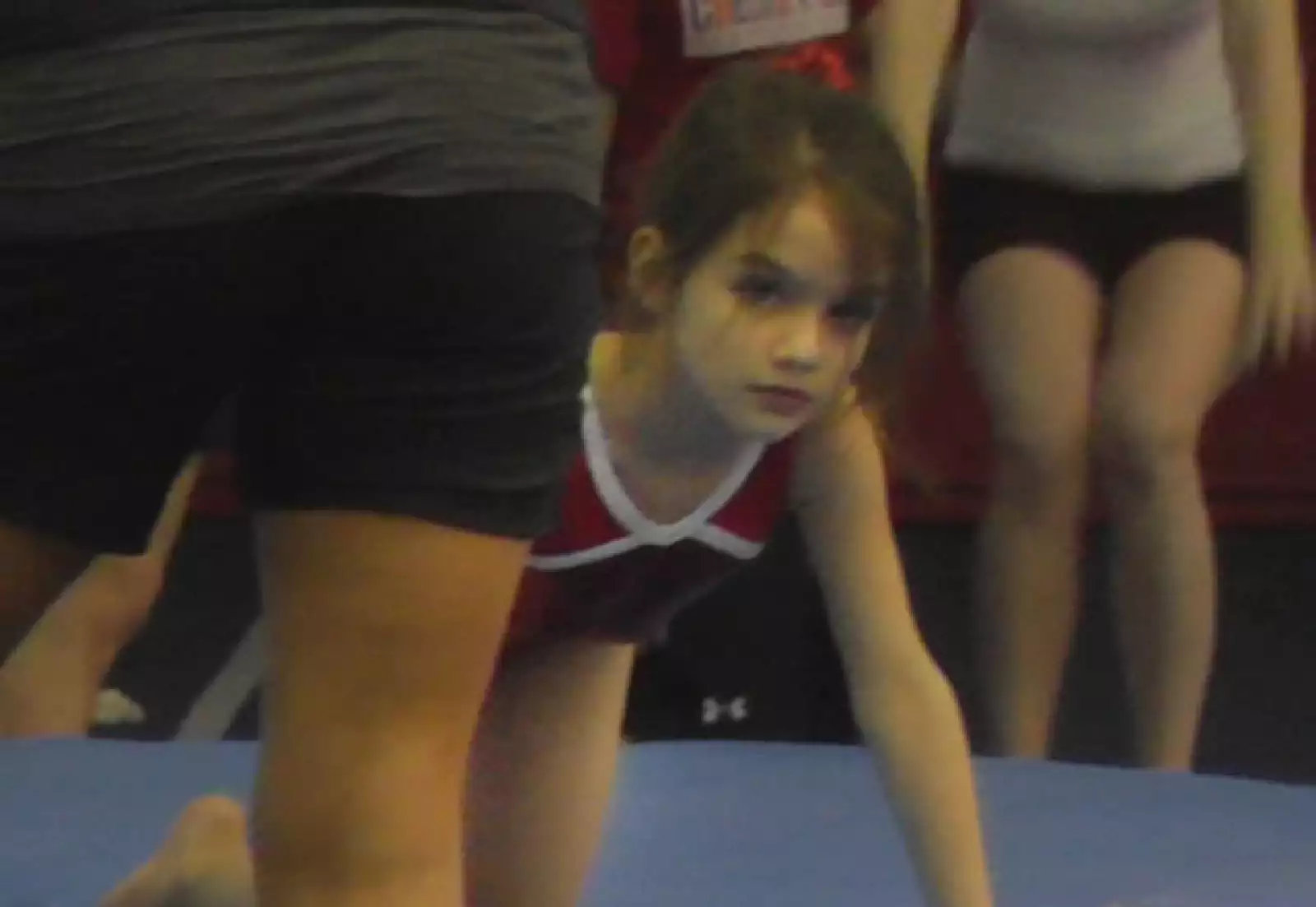 De hecho, Katie la inscribió a clases de gimnasia.