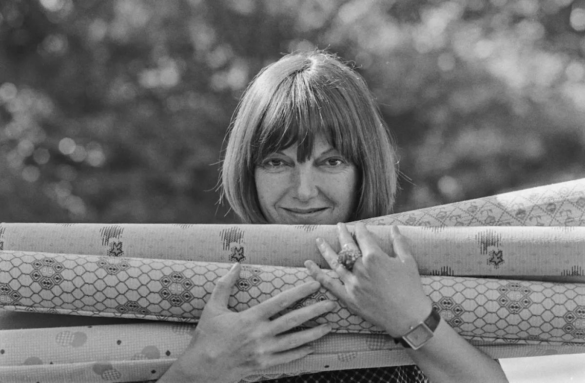 Mary Quant con papel tapíz