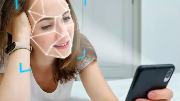 Una mujer usa la aplicación FaceApp en su teléfono celular
