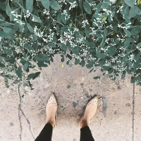 Los pies con fondo, luciendo tus zapatos.