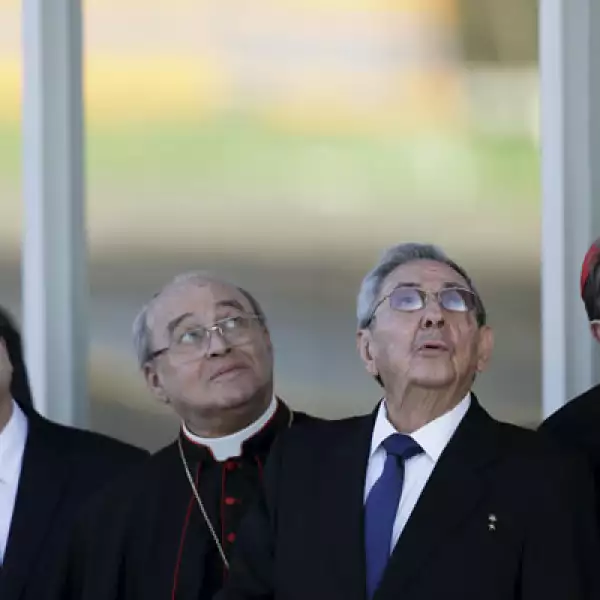 De izquierda a derecha; el ministro de asuntos exteriores Bruno Rodríguez, el cardenal de Cuba Jaime Ortega y el presidente cubano Raúl Castro