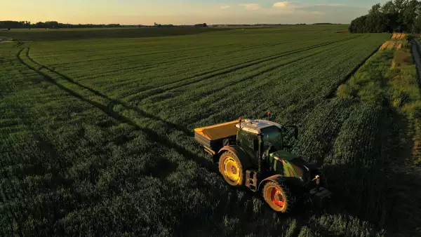 (Un agricultor esparce fertilizante nitrogenado en su campo de trigo en Francia)