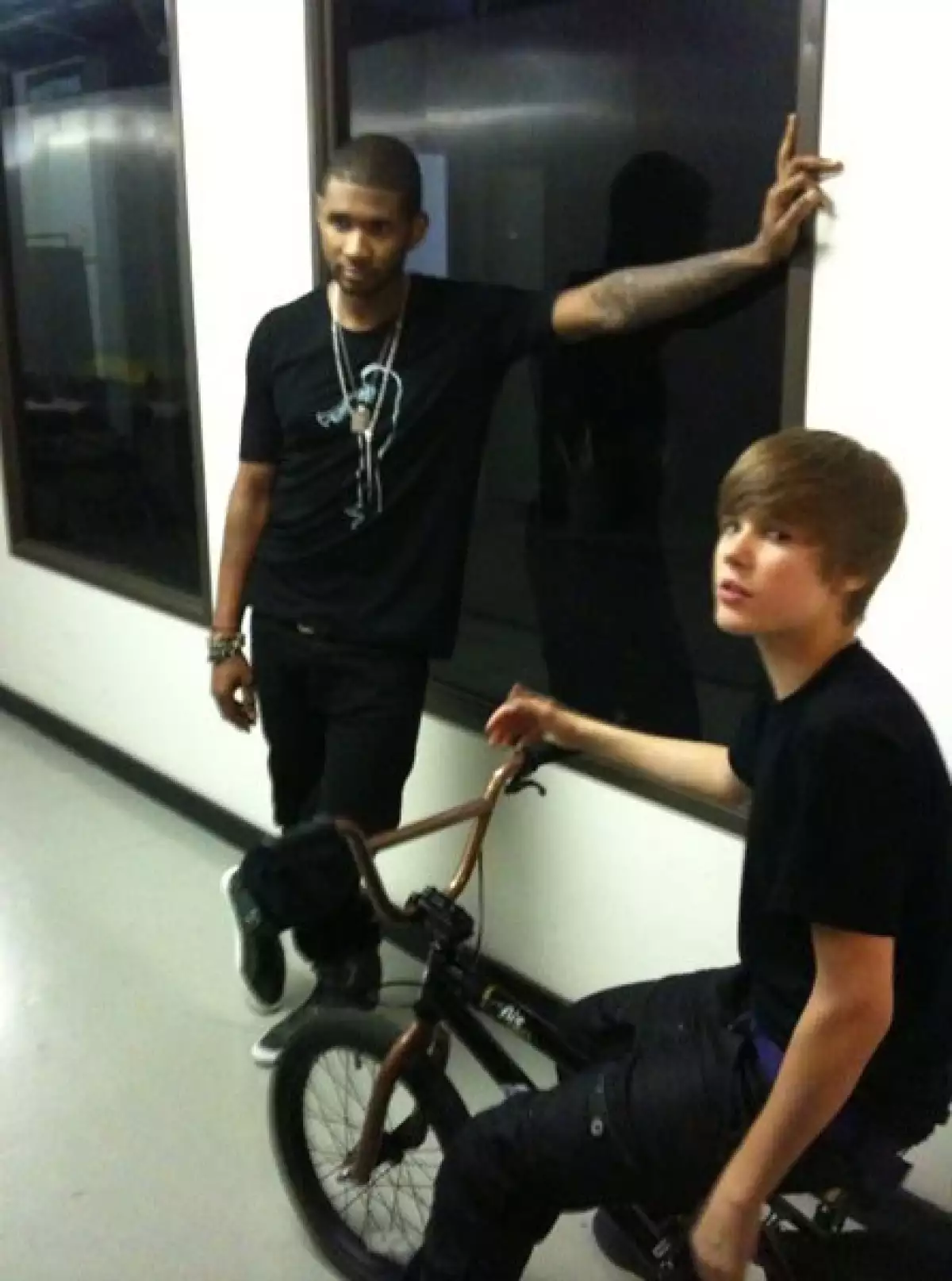 El joven y perseguido Justin Bieber junto al cantante Usher, en la grabación de un video.