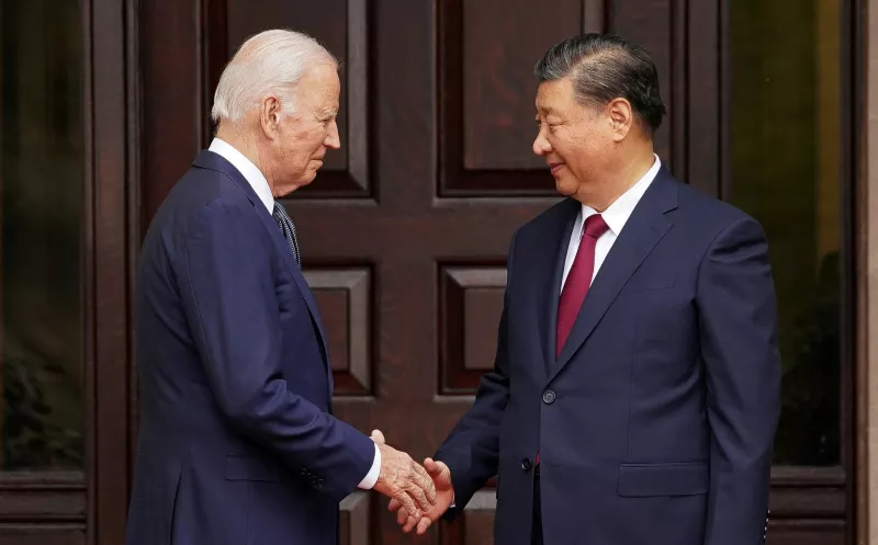 El presidente de los Estados Unidos, Joe Biden, le da la mano al presidente chino Xi Jinping en la finca Filoli, al margen de la cumbre de Cooperación Económica Asia-Pacífico (APEC), en Woodside, California, EE. UU., el 15 de noviembre de 2023.