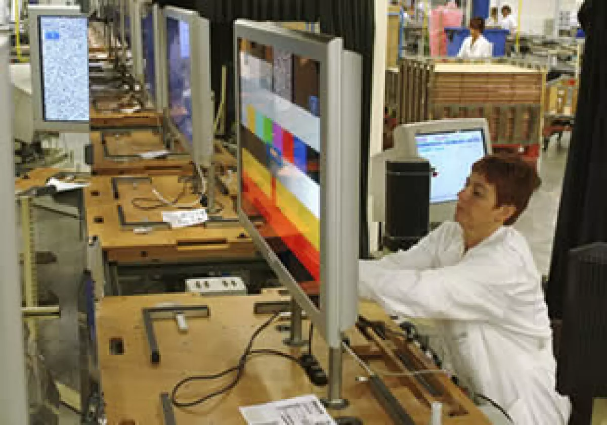 La industria maquiladora de Baja California y Jalisco como las dedicadas a la producción de televisores y otros electrodomésticos podrían sufrir escasez de componentes. (Foto: AP)
