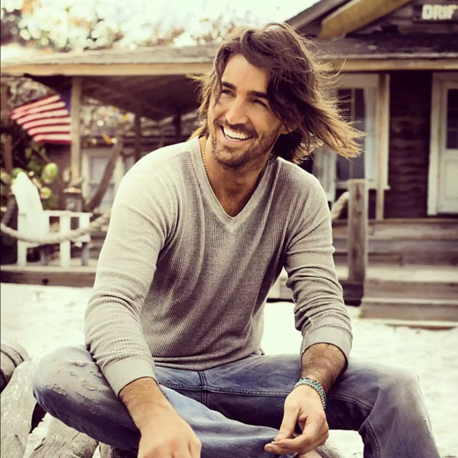 Jake Owen tuvo un accidente en una tabla de surf que le hizo pasar por una cirugía reconstructiva. Tan sólo digamos que los doctores hicieron un muy buen trabajo.