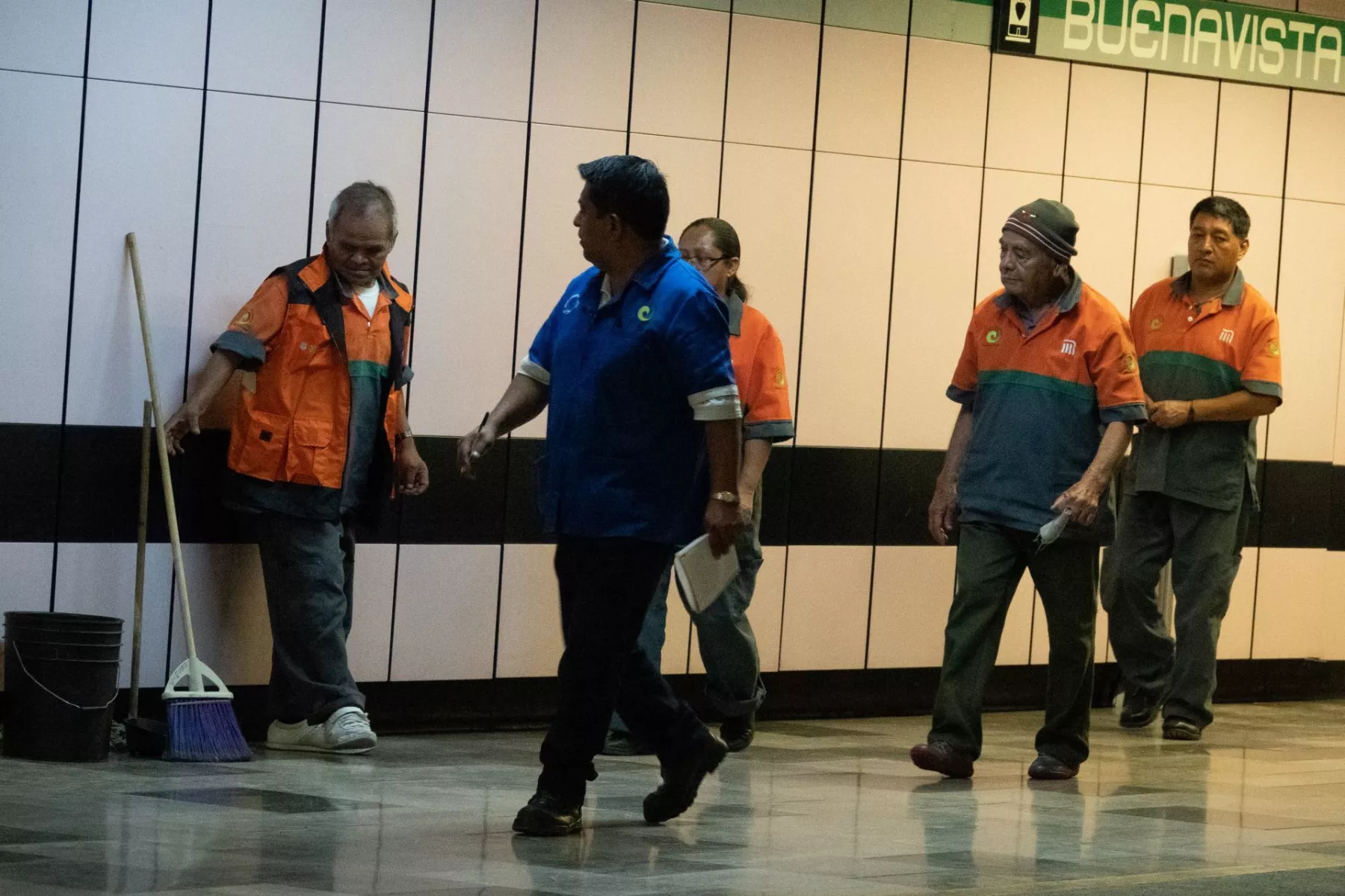 Trabajadores de limpieza en el Metro