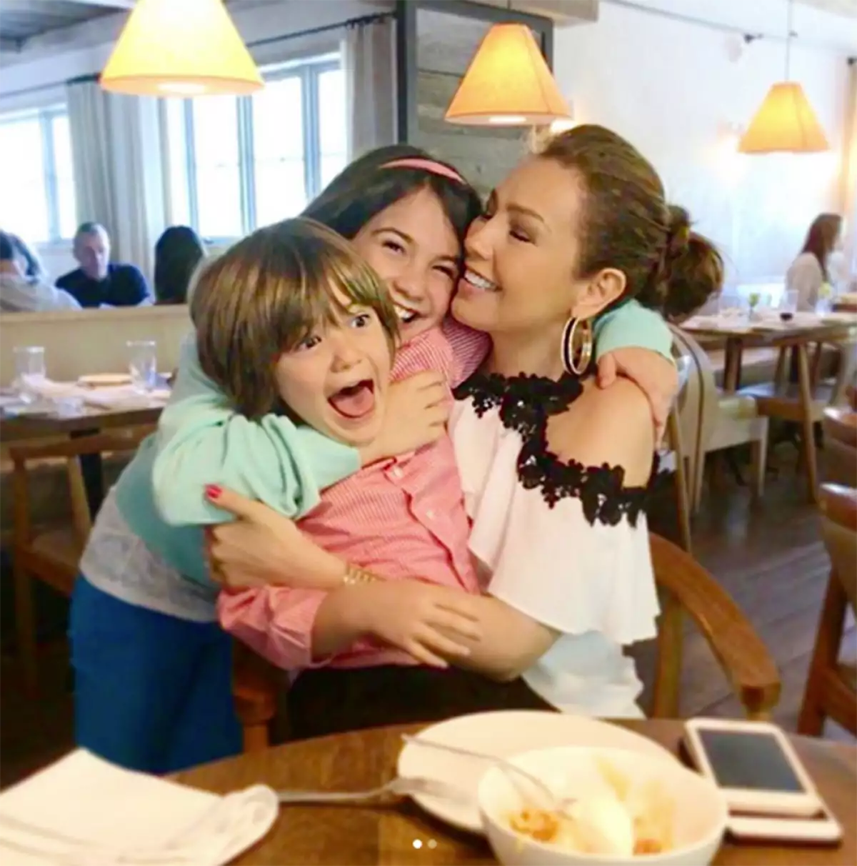 Thalía y sus hijos