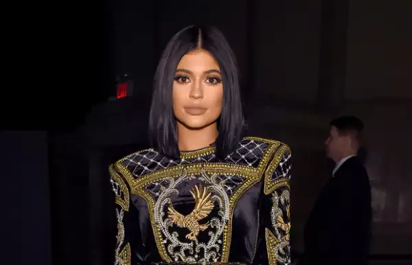 Kylie Jenner con su color de pelo negro.