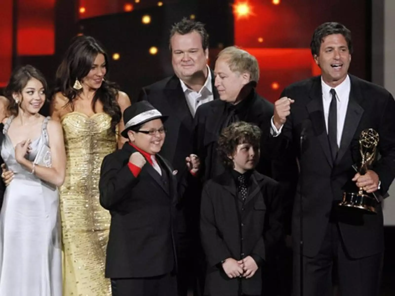 El elenco de Modern Family recibiendo el premio por mejor serie de comedia.