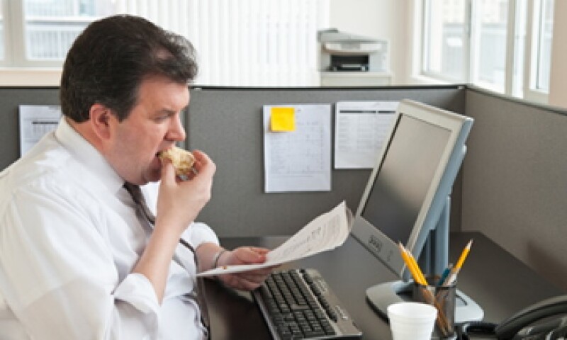 Las tardes en la oficina son el momento en que aumenta el consumo de comida chatarra. (Foto: Getty Images)