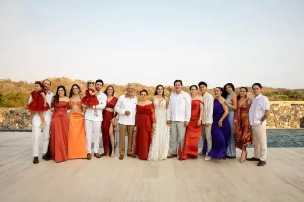 América y Álvaro con sus familias