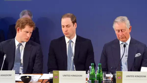 Príncipe Harry, príncipe William y rey Carlos