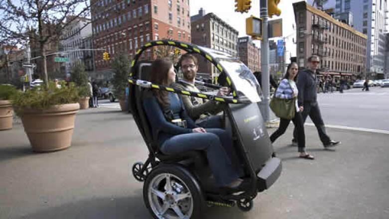 El PUMA, acrónimo en inglés de Movilidad y Accesibilidad Personal Urbana, es para dos pasajeros y se conduce mediante un pequeño volante.