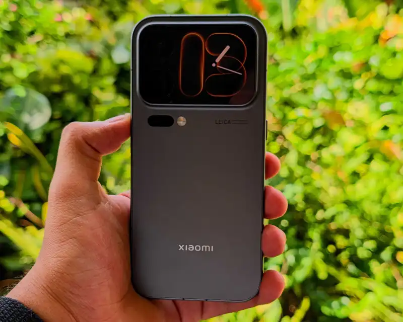 Primer plano del Xiaomi 18 Pro, el nuevo teléfono que la marca lanzará en México este año.