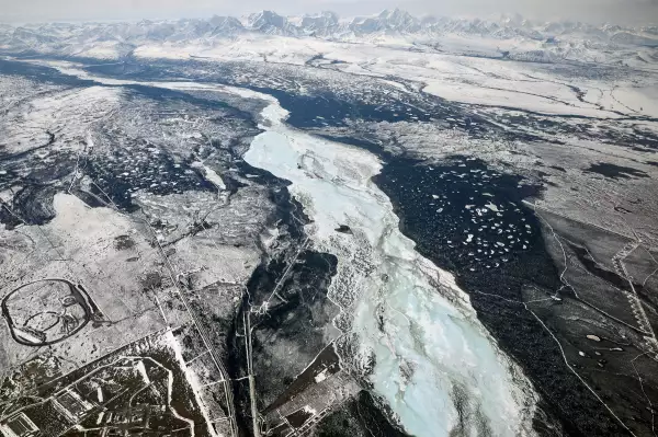 EN VUELO, ALASKA - 02 DE MAYO: El rango de Alaska (TOP) se ve desde un avión de campaña SnowEx de la NASA, que está estudiando cambios en el albedo de nieve (reflectividad) en la región del interior de Alaska durante la temporada de fusión, el 2 de mayo de 2023 en vuelo sobre Alaska.