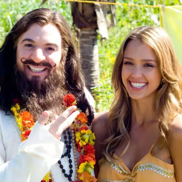 En `Love guru´. Jane Bullard (Jessica Alba) dueña de los Toronto Maple Leafs, manda a Darren Roanoke (Romany Malco) su jugador estrella con el Gurú.