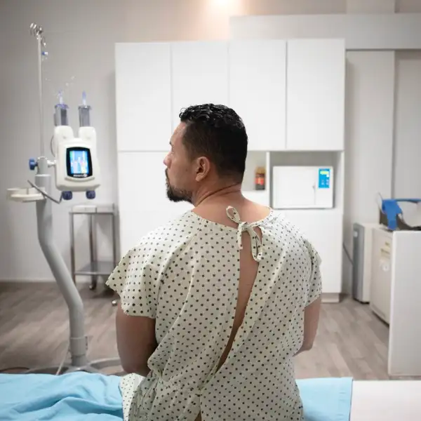 Hombre sometiéndose a una tomografía computarizada en un hospital