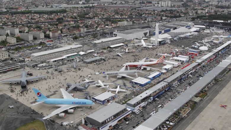 Más de 2,100 participantes de 45 países han pedido formar parte de la exhibición, en donde se muestran tantos aviones comerciales como aeronaves de defensa.