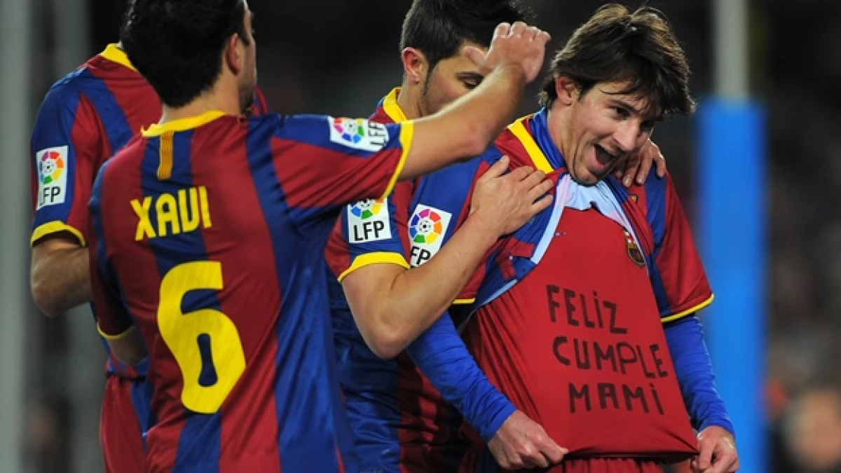 Lionel Messi muestra una playera felicitando a su madre