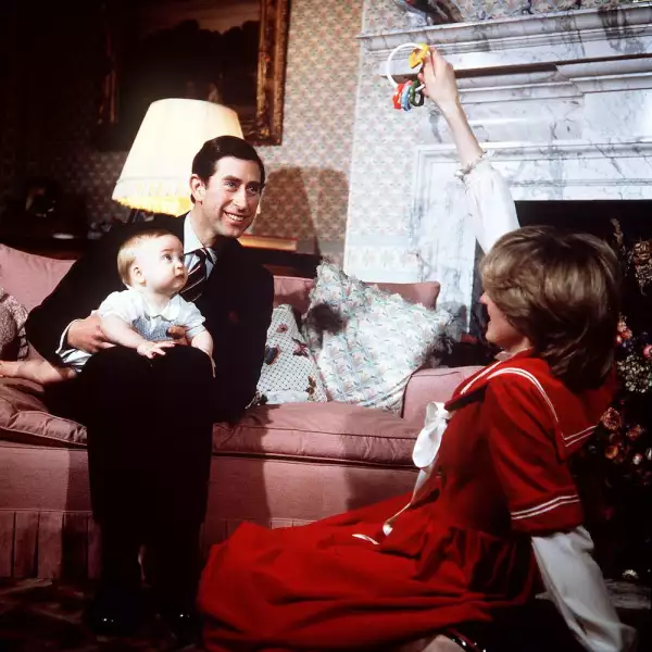 PRINCESS DIANA AND PRINCE CHARLES WITH PRINCE WILLIAM IN KENSINGTON PALACE 1982