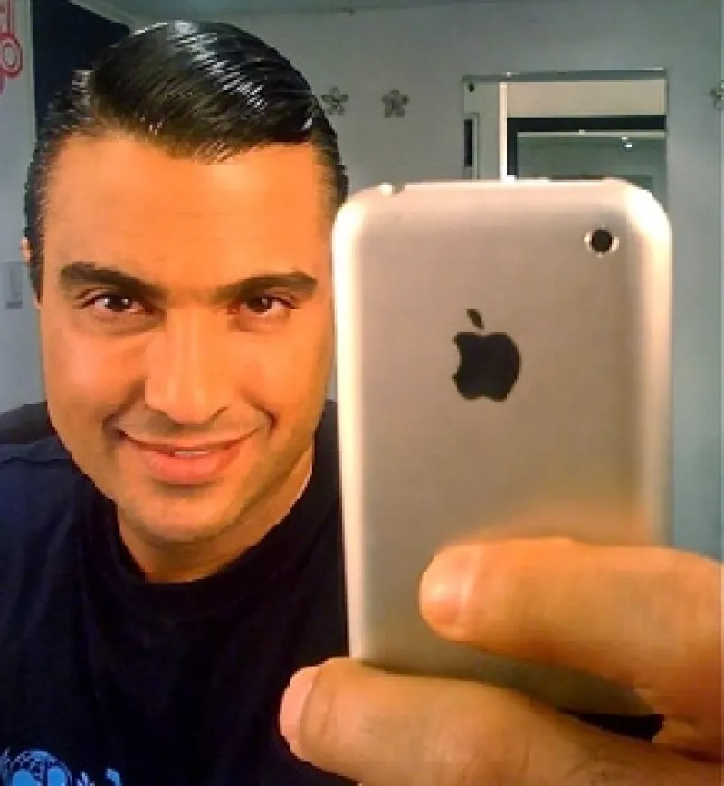 El protagonista de `Los exitosos Pérez´, Jaime Camil, dio a conocer vía Twitvid la dirección exacta en la que sus fans y amigos pueden seguirlo