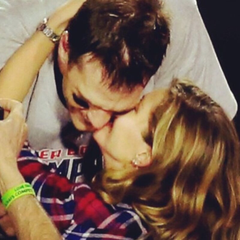 La modelo felicitó a su esposo con un tierno beso.