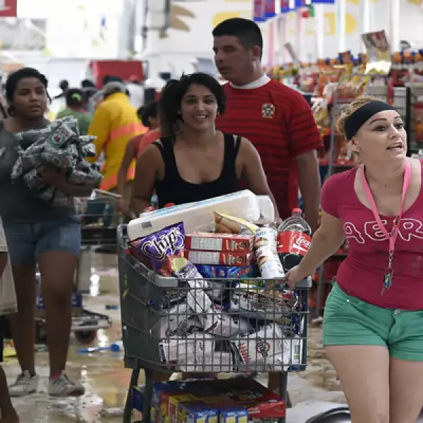 Medios indican que algunos pobladores se han metido a las viviendas afectadas por el huracán.