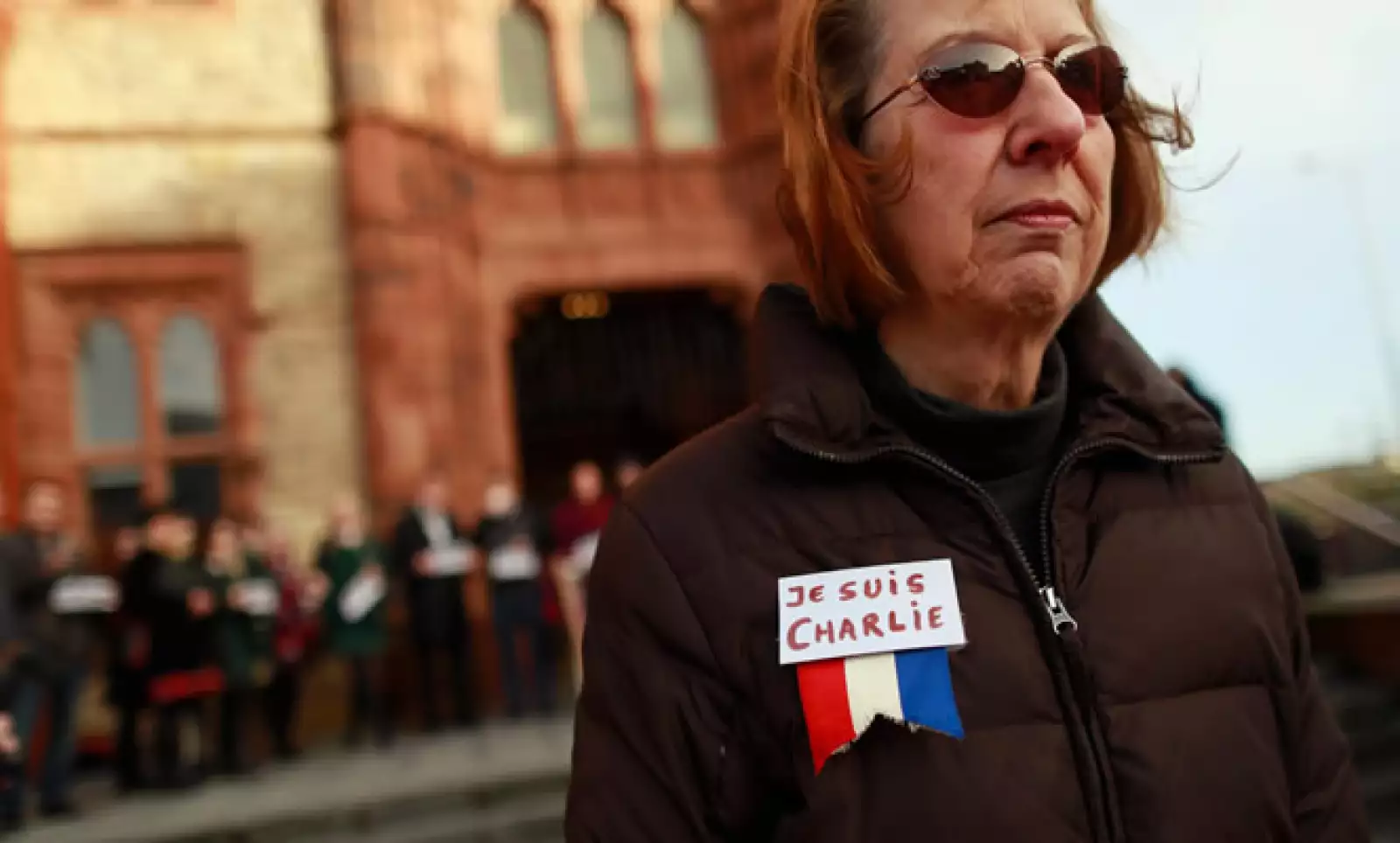 Personas salieron a las calles con pequeñas banderas de Francia en el pecho.