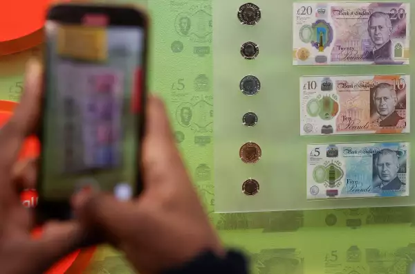 Billetes con la imagen del rey Carlos III en Reino Unido