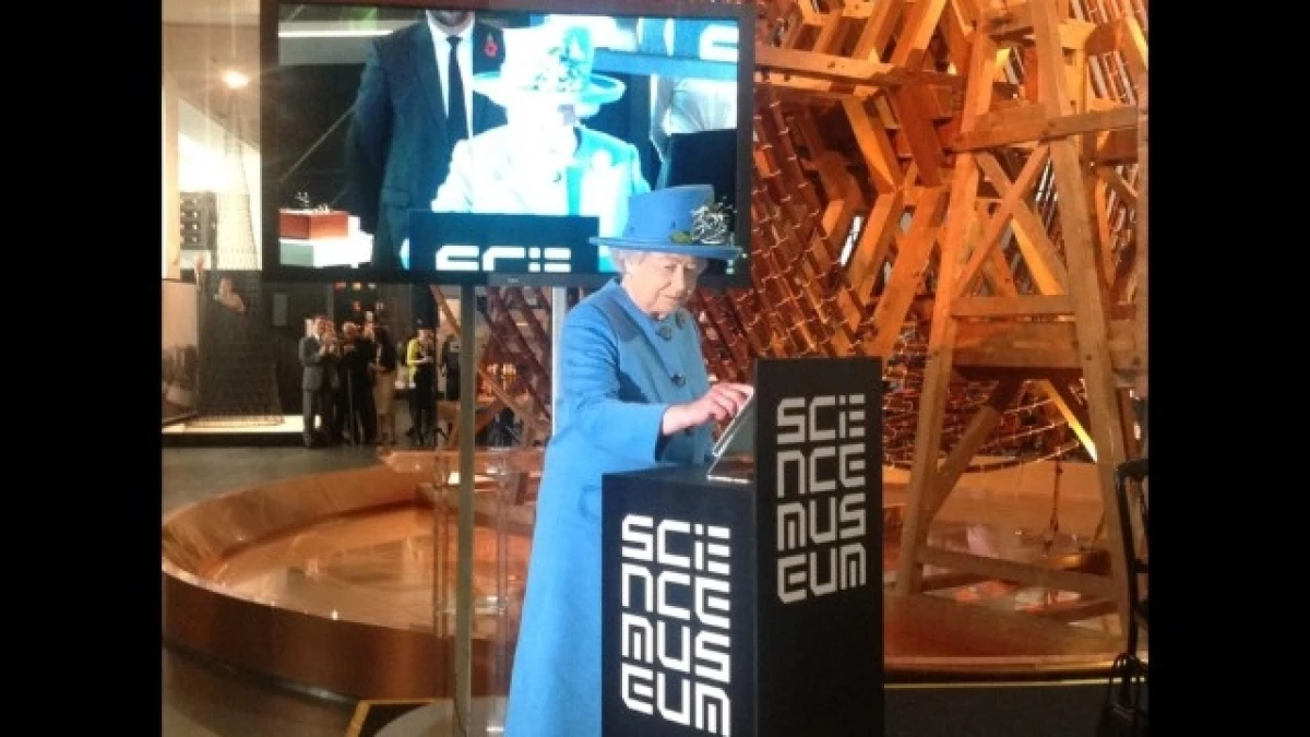 reina Isabel II primer tuit