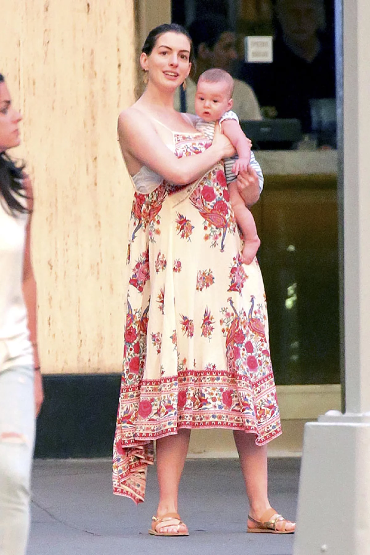 La actriz no se deja llevar por la presión que conlleva ser una figura pública y, sonriente, fue vista disfrutando de su hijo junto a su esposo, Adam Shulman.