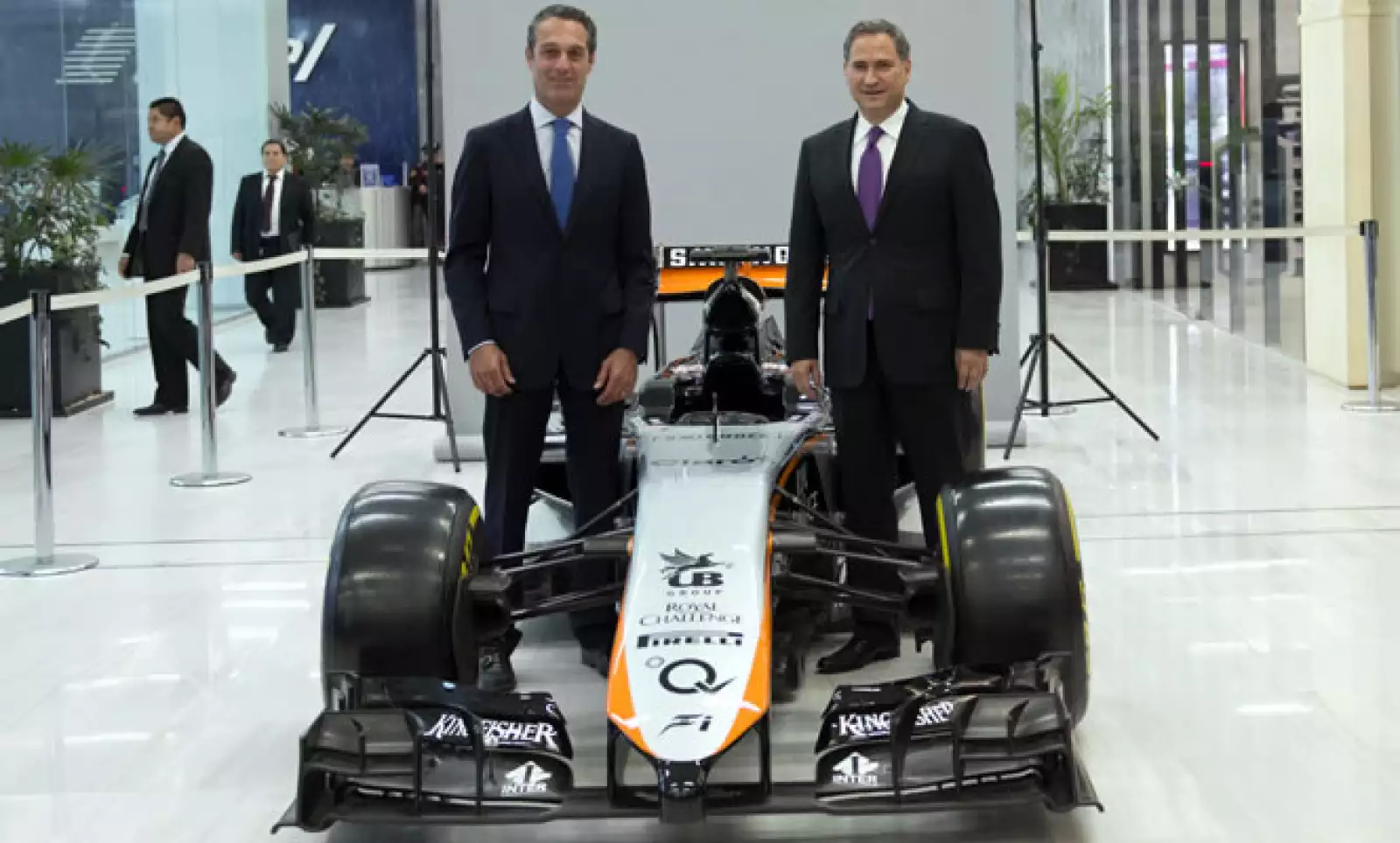 El regreso de la Fórmula 1 a México tiene la meta de alcanzar ventas por más de 2,000 mdd para el presidente de América Móvil, Carlos Slim Domit (izq.), y el presidente de CIE, Alejandro Soberón.