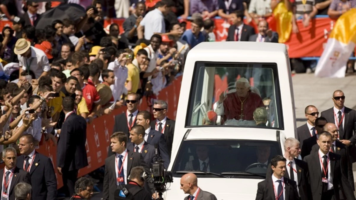 benedicto en el papamovil