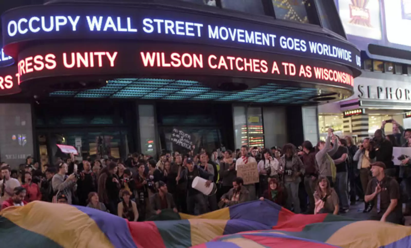 Miles de manifestantes se congregaron en Times Square, Nueva York. La Policía reportó  la detención de al menos 70 activistas.