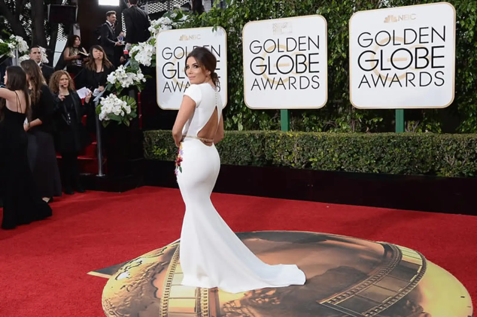 Lo mejor del look de Eva Longoria definitivamente es el detalle en la espalda.